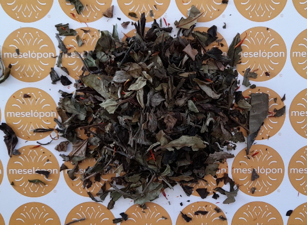 Red Saffron Tea Blend Loose Leaf With White Tea Mao Feng & Krokos Kozanis Red Saffron In Filaments